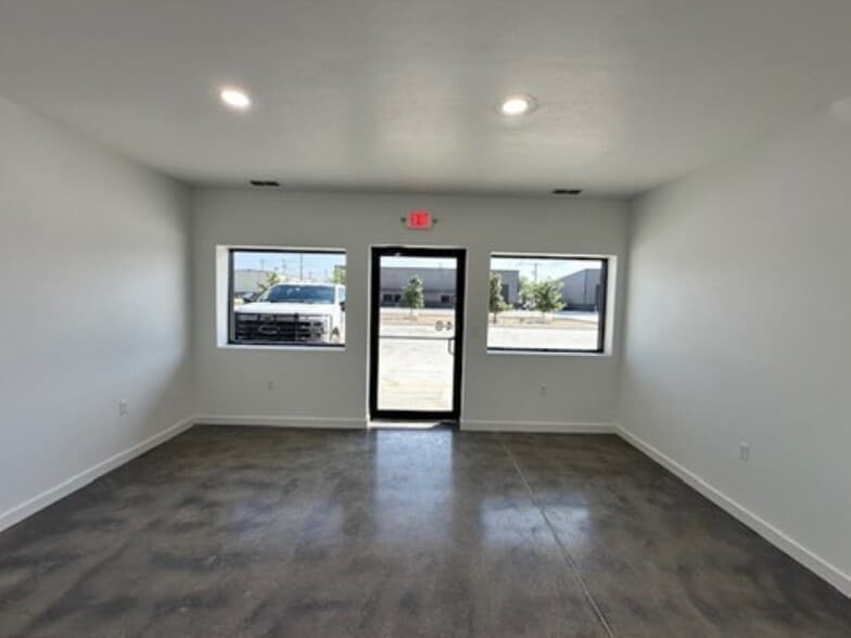 More Photos Of 606 Mill Run, Kerrville Warehouse For Lease