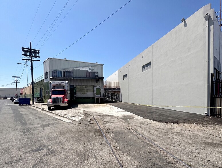 More Photos Of 1000 Lawrence St, Los Angeles Warehouse For Sale