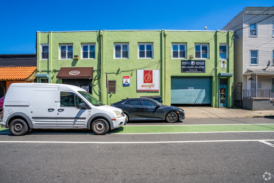 Primary Photo Of 170 McWhorter St, Newark Warehouse For Sale