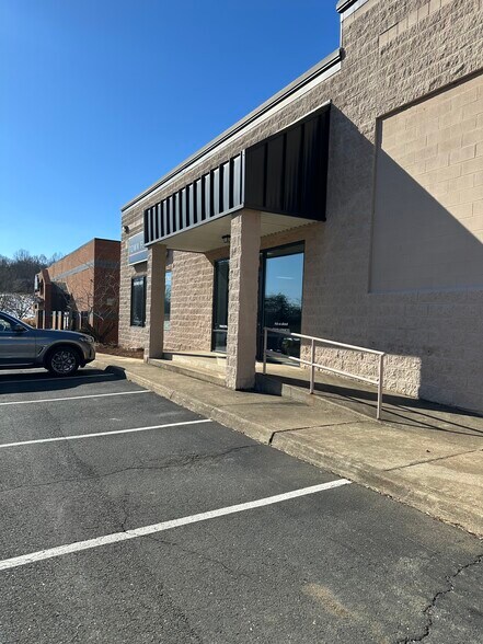 More Photos Of 607 Woodbrook Dr, Charlottesville Freestanding For Lease