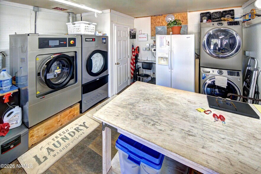 More Photos Of 2141 W 3rd St, Winslow Hotel For Sale