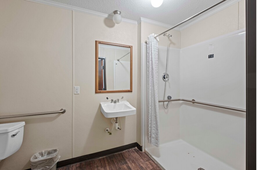 More Photos Of 100 W Taos St, Hobbs Hotel For Sale