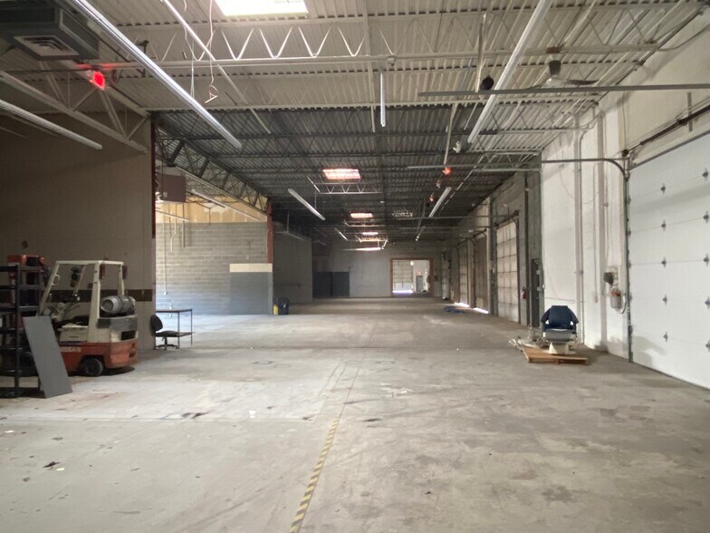 More Photos Of 32535-32553 Schoolcraft Rd, Livonia Warehouse For Lease