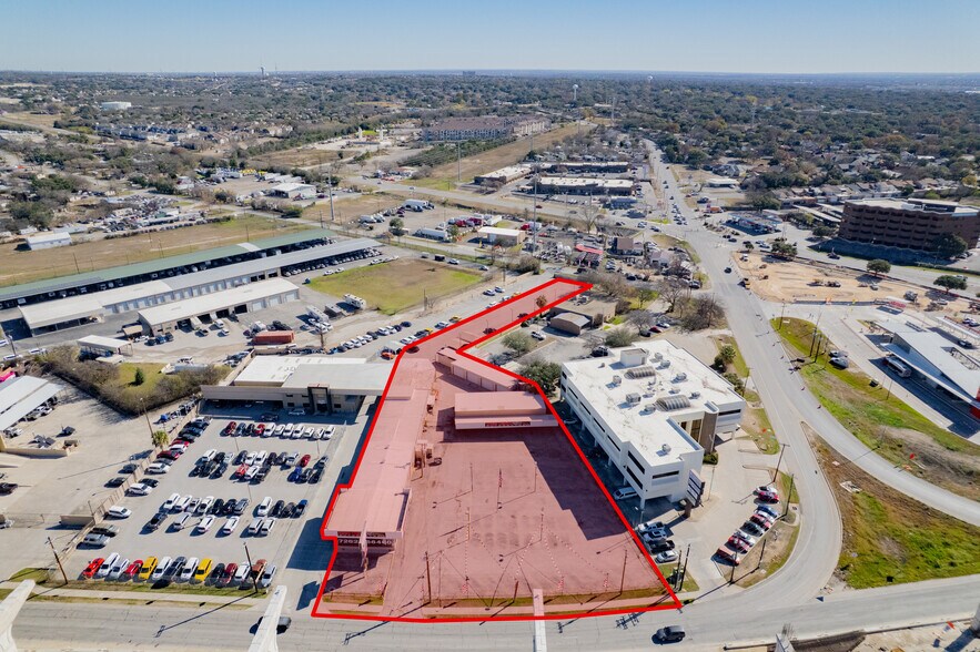 More Photos Of 9600 N I-35, San Antonio Showroom For Lease