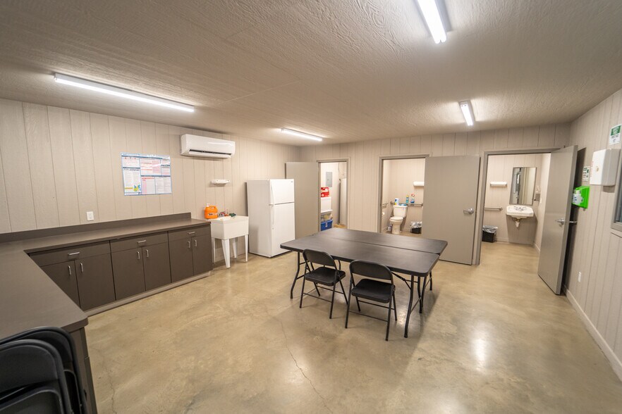 More Photos Of 236 Industrial Park Dr, Victoria Warehouse For Lease