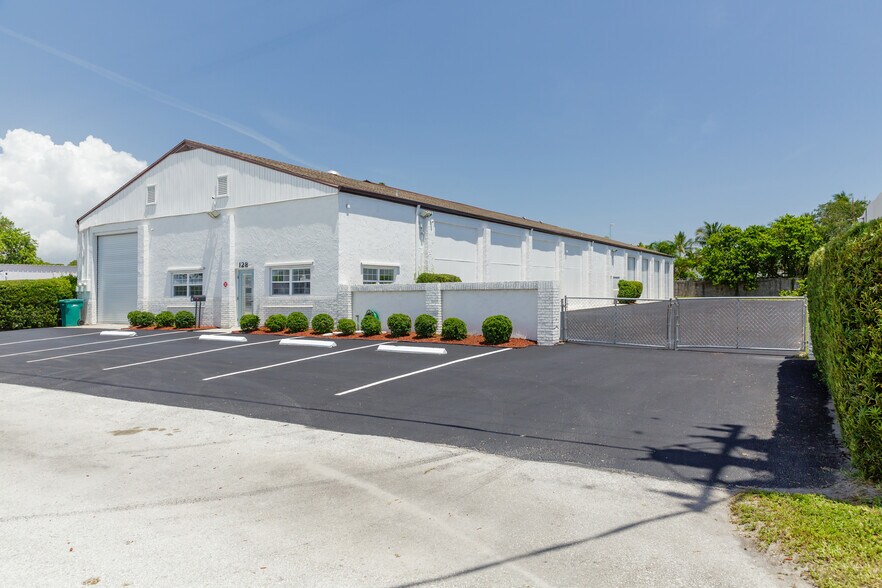 More Photos Of 128 Tomahawk Dr, Indian Harbour Beach Warehouse For Lease