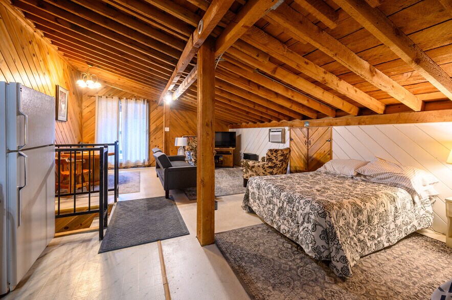 More Photos Of 109455 Highway 97 N, Chemult Hotel For Sale