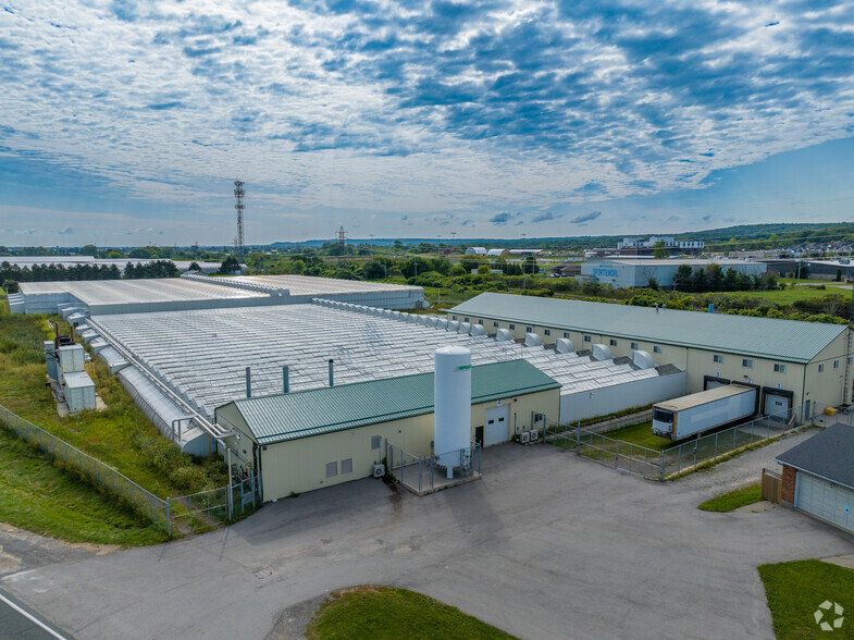 More Photos Of 378 South Service Rd, Grimsby Shelter For Sale