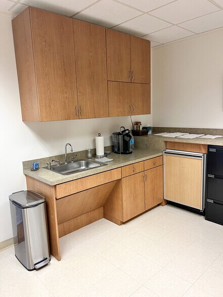 More Photos Of 5950 Berkshire Ln, Dallas Office For Lease