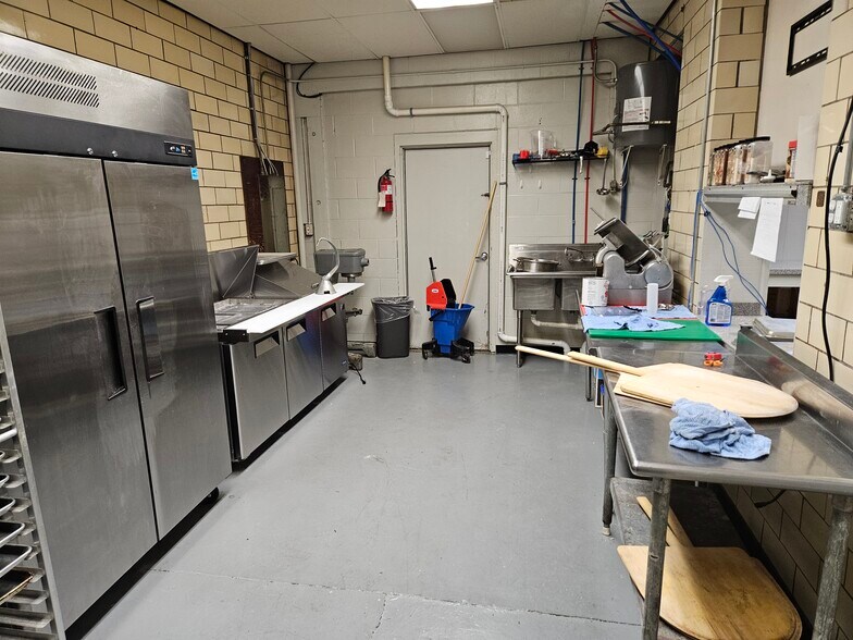 More Photos Of 966 Washington, Evansville Freestanding For Lease