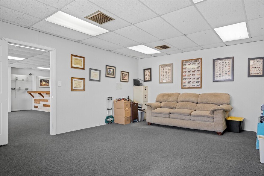 More Photos Of 203 N Spring St, Grand Saline Office For Sale