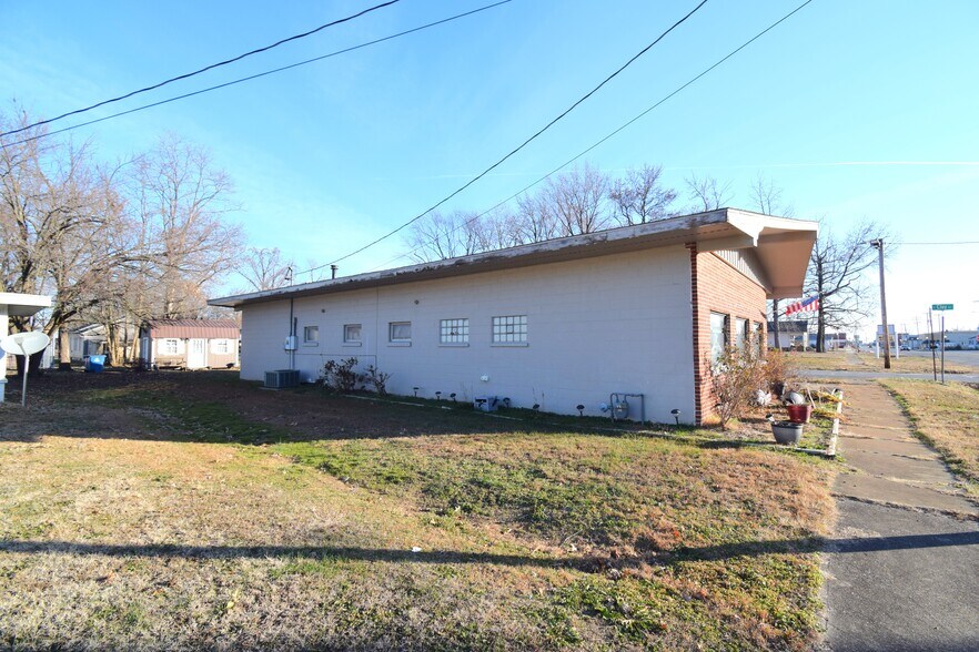 More Photos Of 502 W Franklin St, Sesser Office For Sale