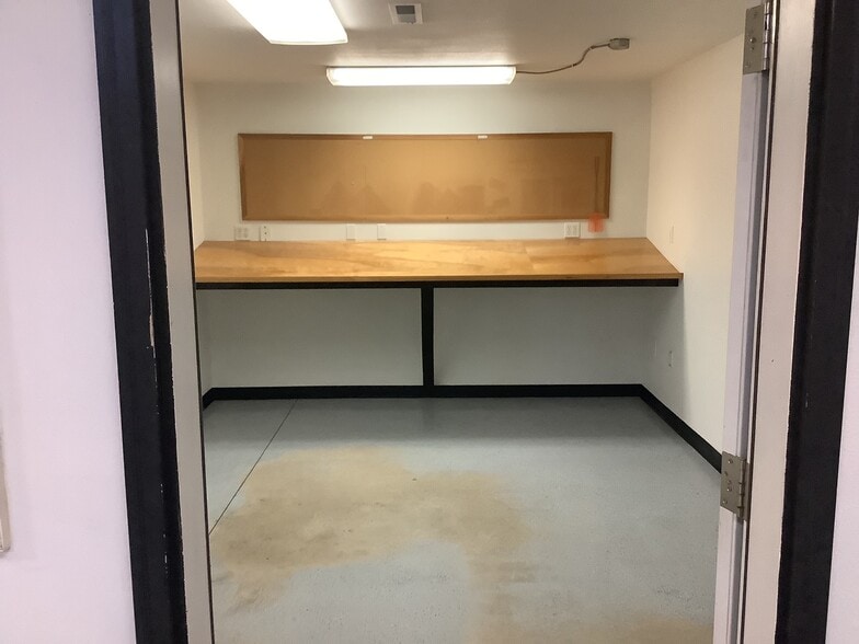 More Photos Of 1006 W Bruneau Ave, Kennewick Warehouse For Lease