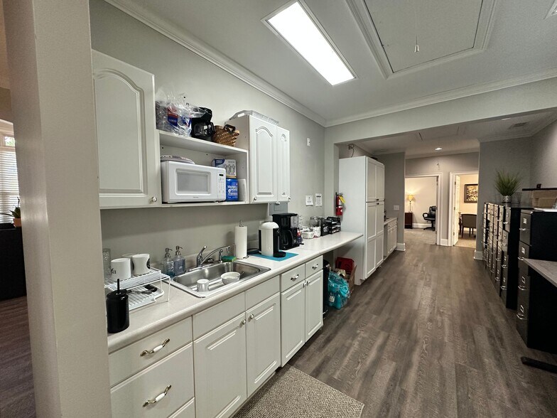 More Photos Of 327 Dahlonega Rd, Cumming Office For Lease