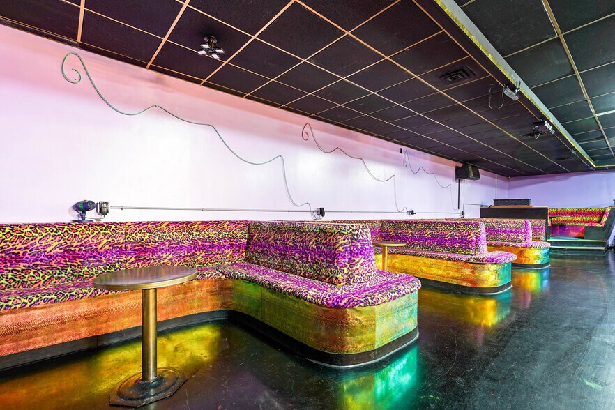 More Photos Of 801 N Fee St, Helena Bar For Sale