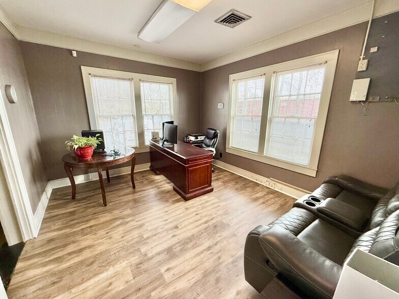 More Photos Of 208 N Gloster St, Tupelo Office For Sale