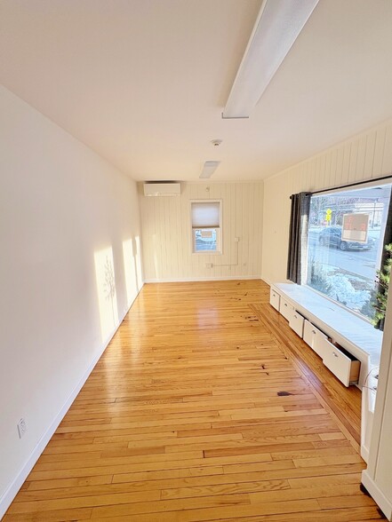 More Photos Of 144 Main St, Gardiner Warehouse For Lease