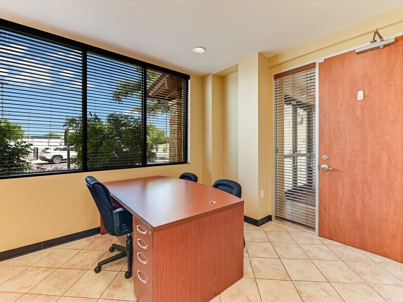 More Photos Of 2806 Flintrock Trace, Lakeway Loft Creative Space For Sale