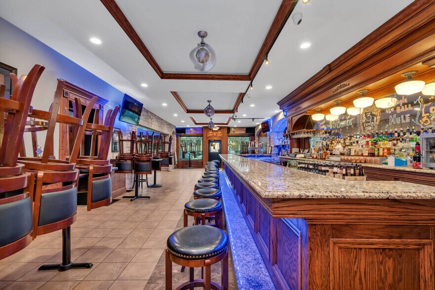 More Photos Of 152 E Main St, Dwight Bar For Lease