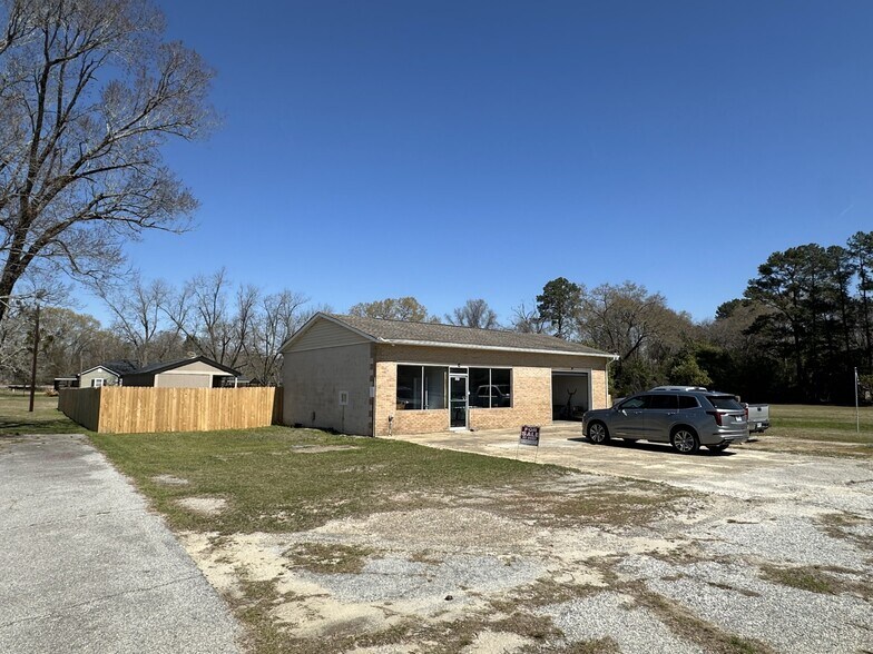 More Photos Of 201 King E st, Bethune Showroom For Lease