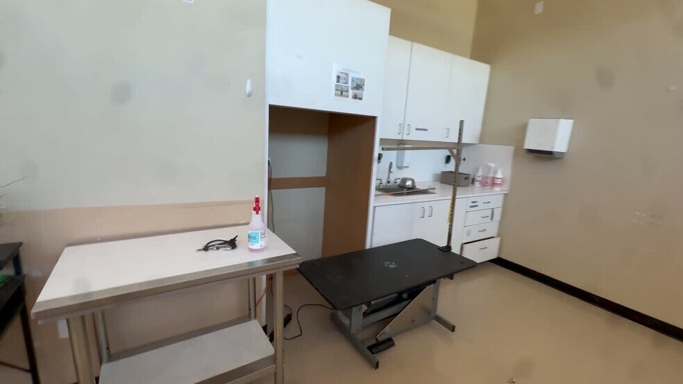 More Photos Of 8028 W Thunderbird Rd, Peoria Veterinarian Kennel For Lease