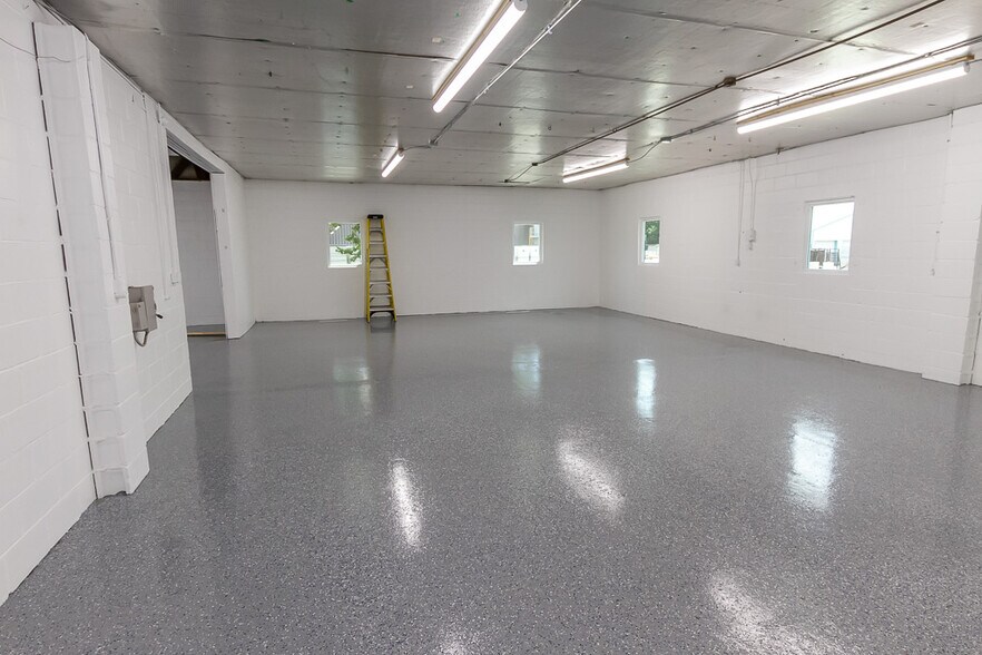 More Photos Of 925 Virginia St, Shelbyville Warehouse For Lease