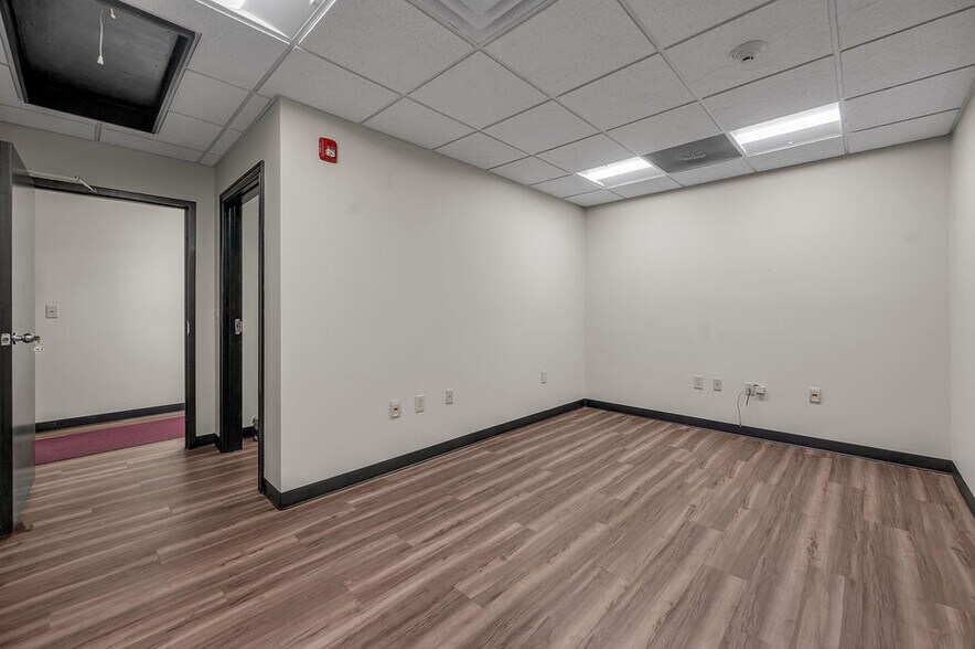 More Photos Of 250 Crossfield Dr, Versailles Light Manufacturing For Lease