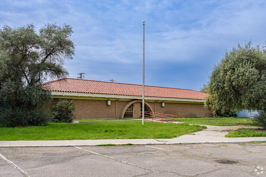 More Photos Of 650 W Tulare Rd, Lindsay Showroom For Lease