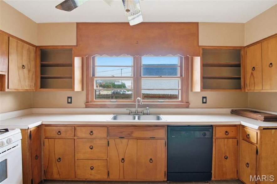 More Photos Of 5912 N Belt W, Belleville Flex For Sale