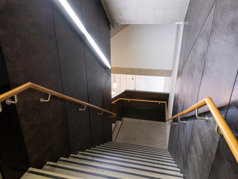 More Photos Of 360 N Coit St, Florence Flex For Lease