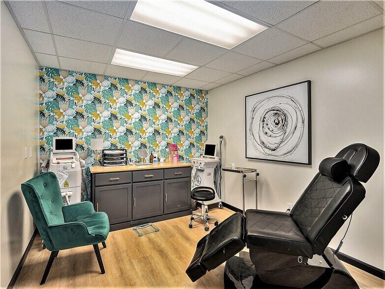 More Photos Of 1103 S US Highway 169, Smithville Storefront Retail Office For Lease