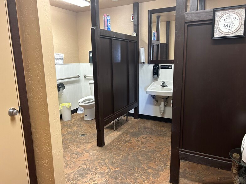 More Photos Of 10052 S Highway 69, Mayer Restaurant For Lease