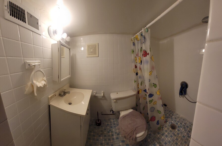 More Photos Of 2556 W Lawrence Ave, Chicago General Retail For Lease