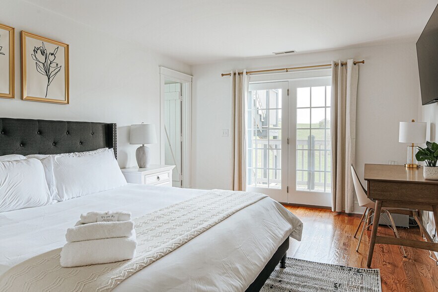 More Photos Of 1329 Commerce Rd, Staunton Hotel For Sale