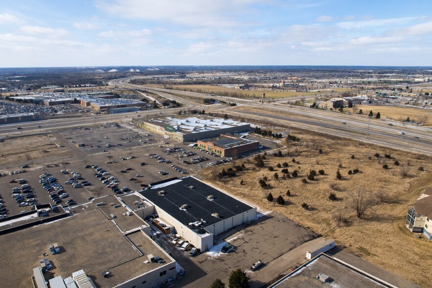 More Photos Of 2020 Adams St, Mankato General Retail For Sale