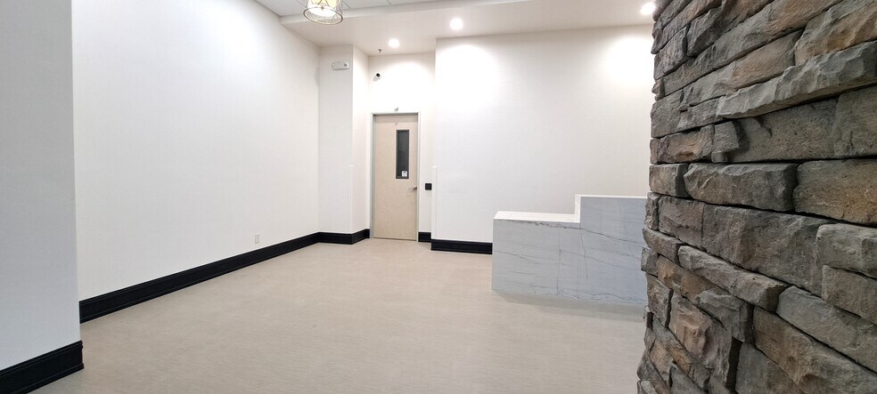 More Photos Of 100 Old River Rd, Bakersfield Medical For Lease