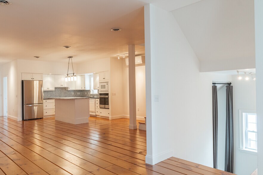 More Photos Of 72 Main St, Wiscasset Storefront Retail Residential For Sale