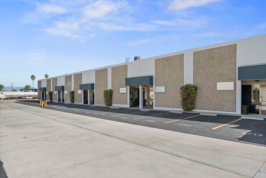 More Photos Of 1653-1679 E 28th St, Signal Hill Flex For Lease