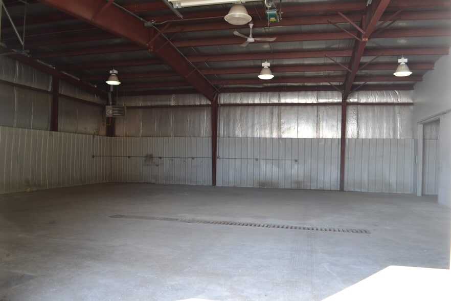 More Photos Of 6002 Saxon Ave, Weston Distribution For Lease