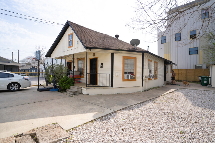 Primary Photo Of 1611 Common St, Houston Apartments For Sale