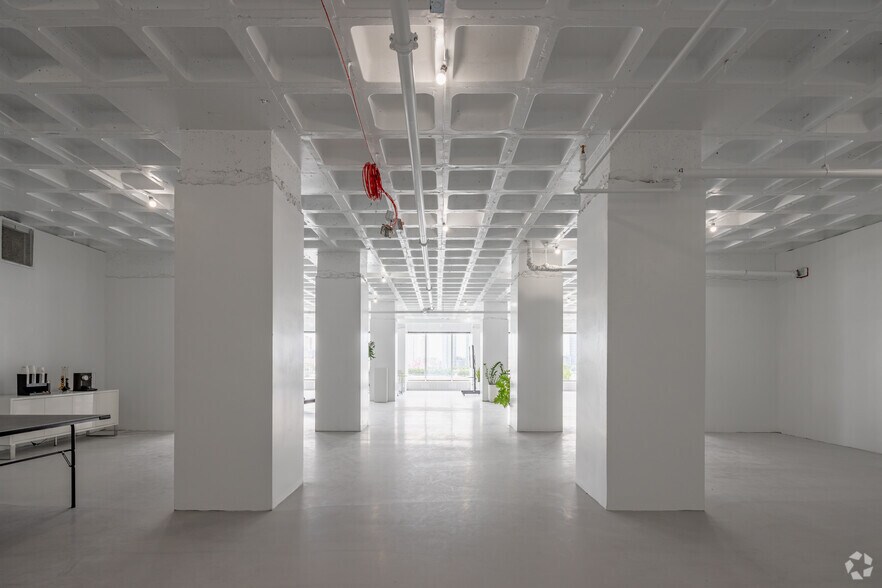 More Photos Of 866 United Nations Plz, New York Office For Sale