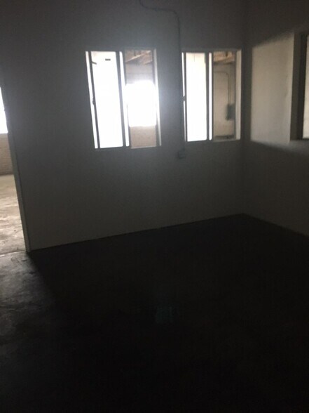 More Photos Of 1526 S Centre St, San Pedro Warehouse For Sale