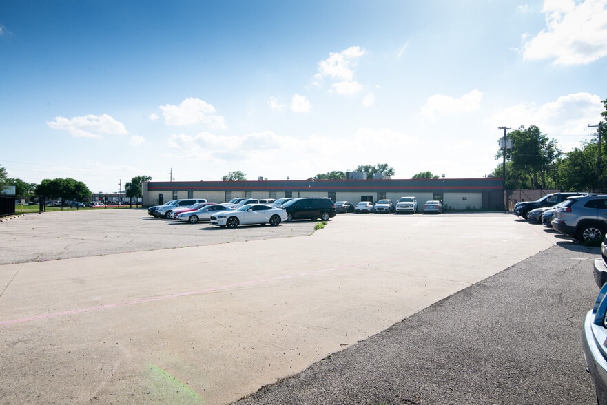 More Photos Of 2925 Merrell Rd, Dallas Showroom For Lease