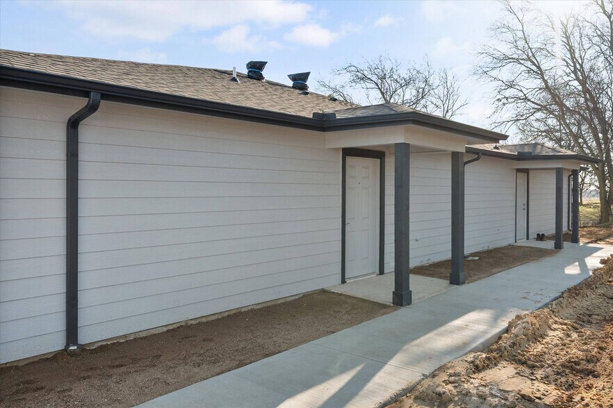 More Photos Of 8092 County Road 604, Alvarado Apartments For Sale