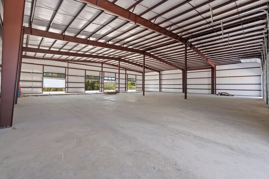 More Photos Of 202 W 1st St, Taylor Flex For Lease