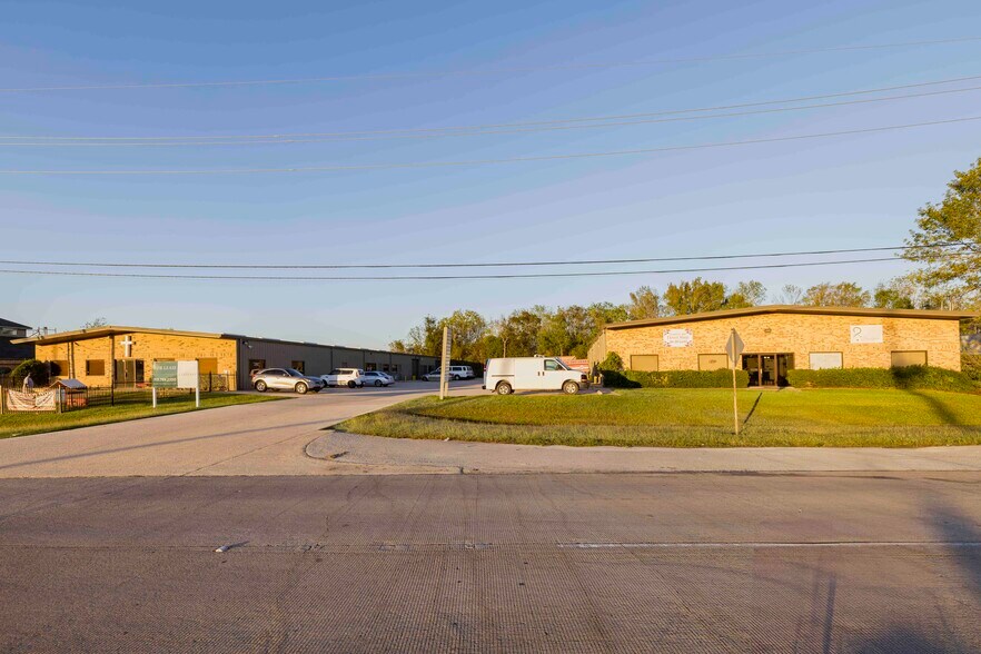 More Photos Of 40 Wilson Rd, Humble Warehouse For Lease