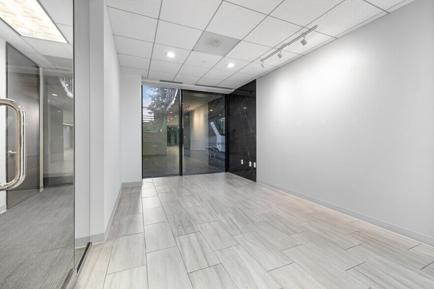 More Photos Of 17 S Briar Hollow Ln, Houston Office Residential For Lease