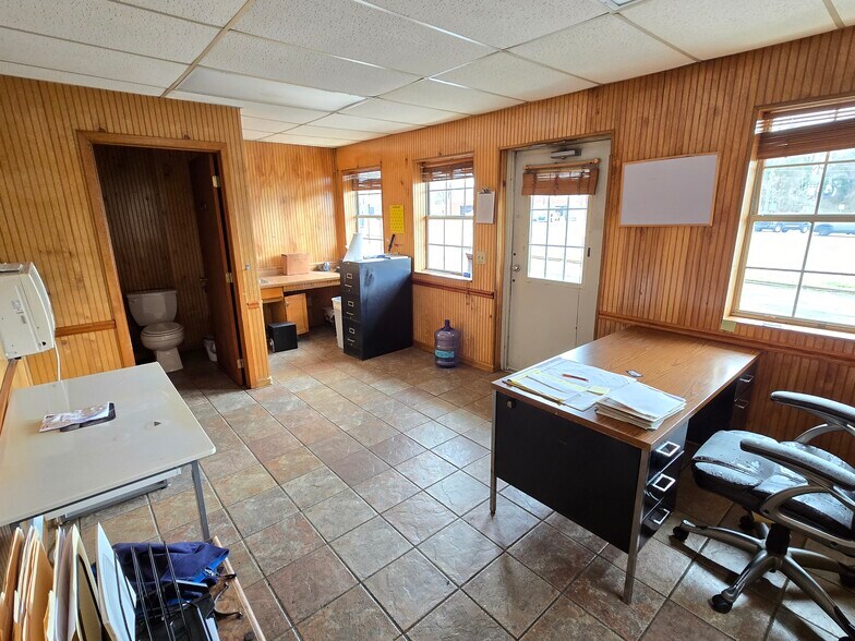 More Photos Of 700 Volunteer Pky, Bristol Auto Dealership For Sale