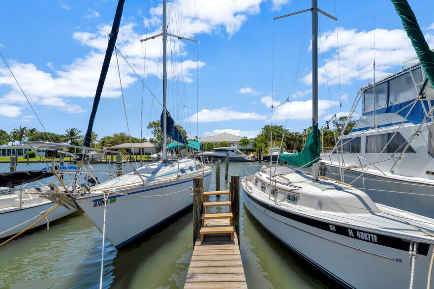 More Photos Of 23 Royal Palm Pointe, Vero Beach Restaurant For Sale
