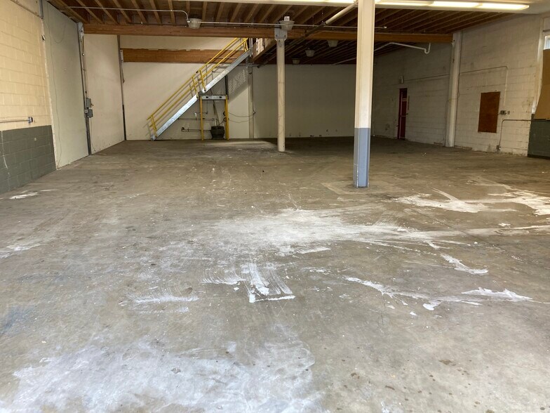 More Photos Of 221 S 31st St, Kenilworth Warehouse For Lease